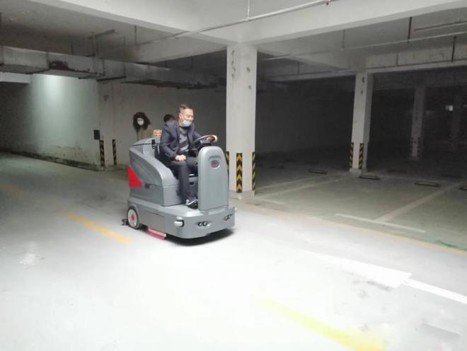 营口小区物业保洁不用人力改用驾驶式洗地机了